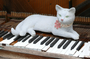 Tierfigur-Katze-Klavier-550x365px