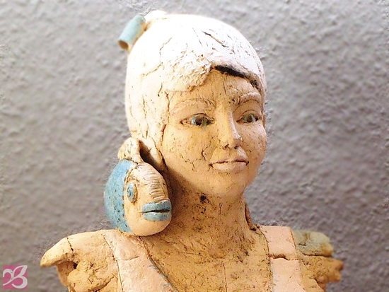 Keramikskulptur - Mädchen mit Fisch - in Privatbesitz