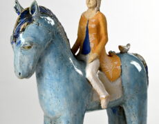 Das Mädchen mit blauem Pferd – Skulptur aus Keramik