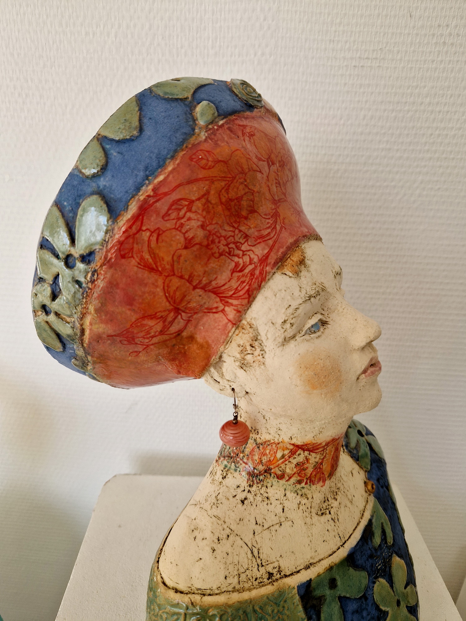 A HAT FULL OF DREAMS 2 - Büste aus Keramik – Bild 3