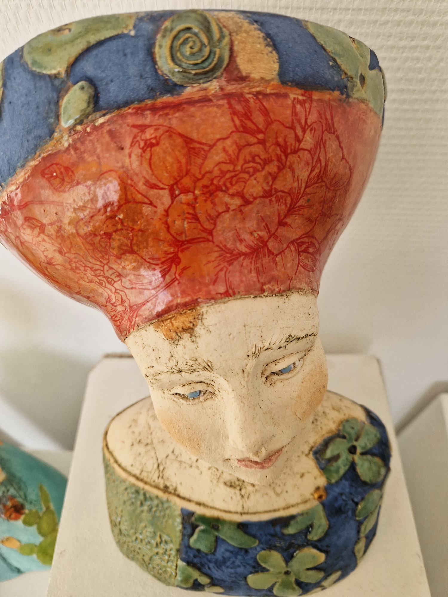 A HAT FULL OF DREAMS 2 - Büste aus Keramik – Bild 4