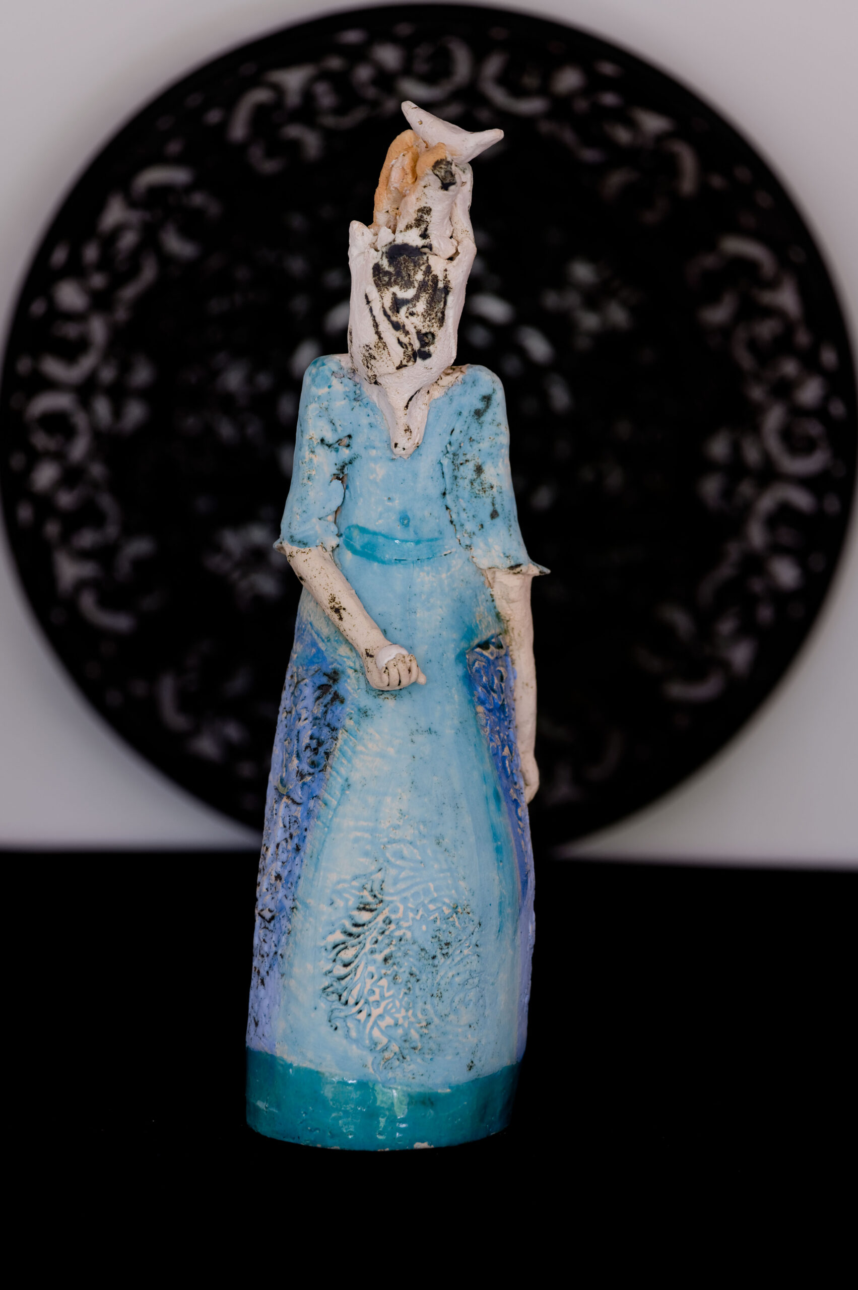 Skulpturen aus Keramik GIRL BLAU mit Kugel – Bild 4