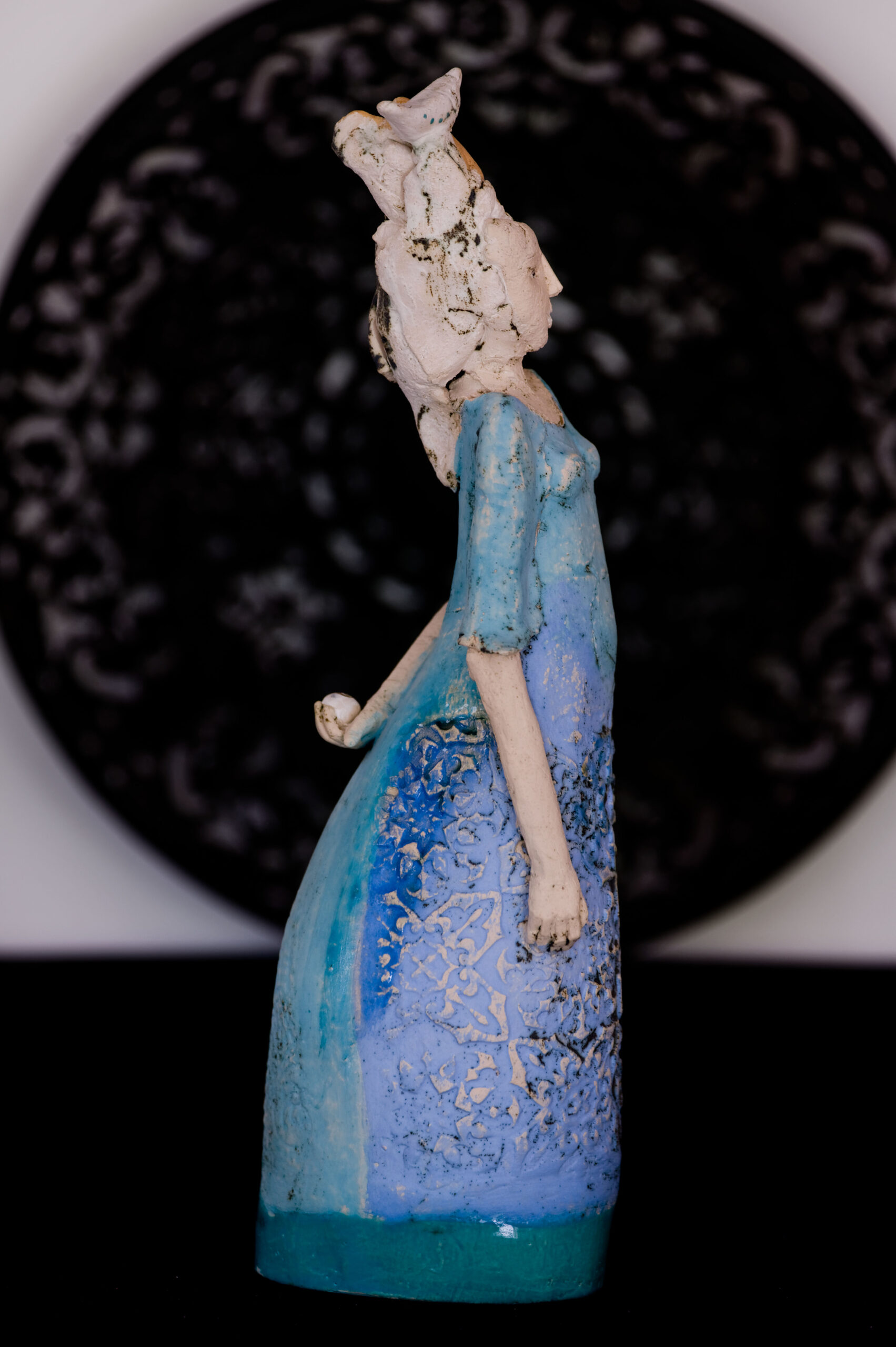 Skulpturen aus Keramik GIRL BLAU mit Kugel – Bild 5