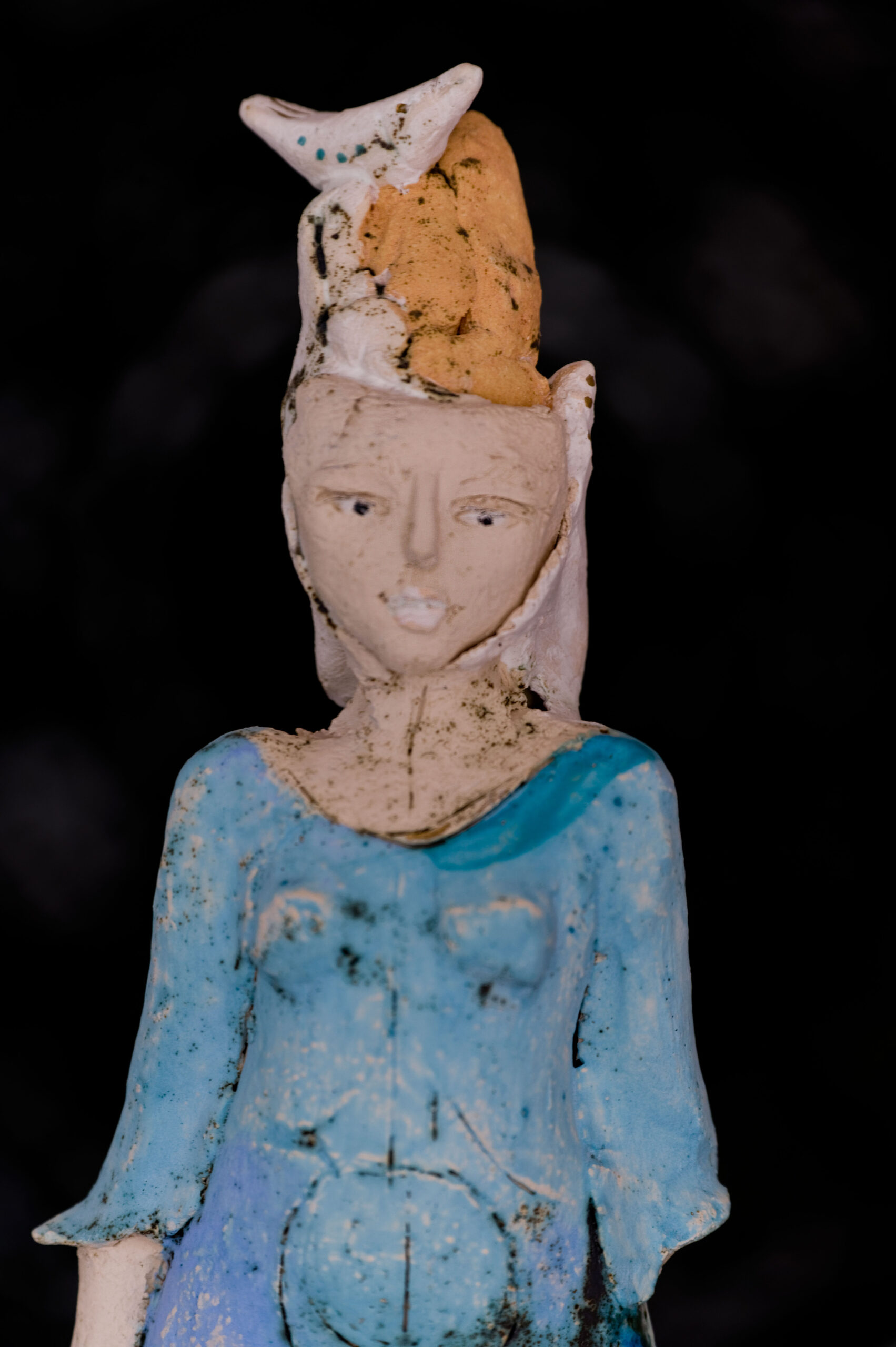Skulpturen aus Keramik GIRL BLAU mit Kugel – Bild 2