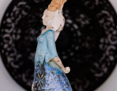 Skulpturen aus Keramik GIRL BLAU mit Kugel