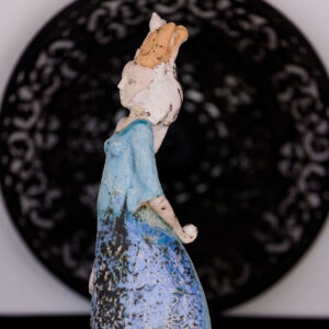 Skulpturen aus Keramik GIRL BLAU mit Kugel