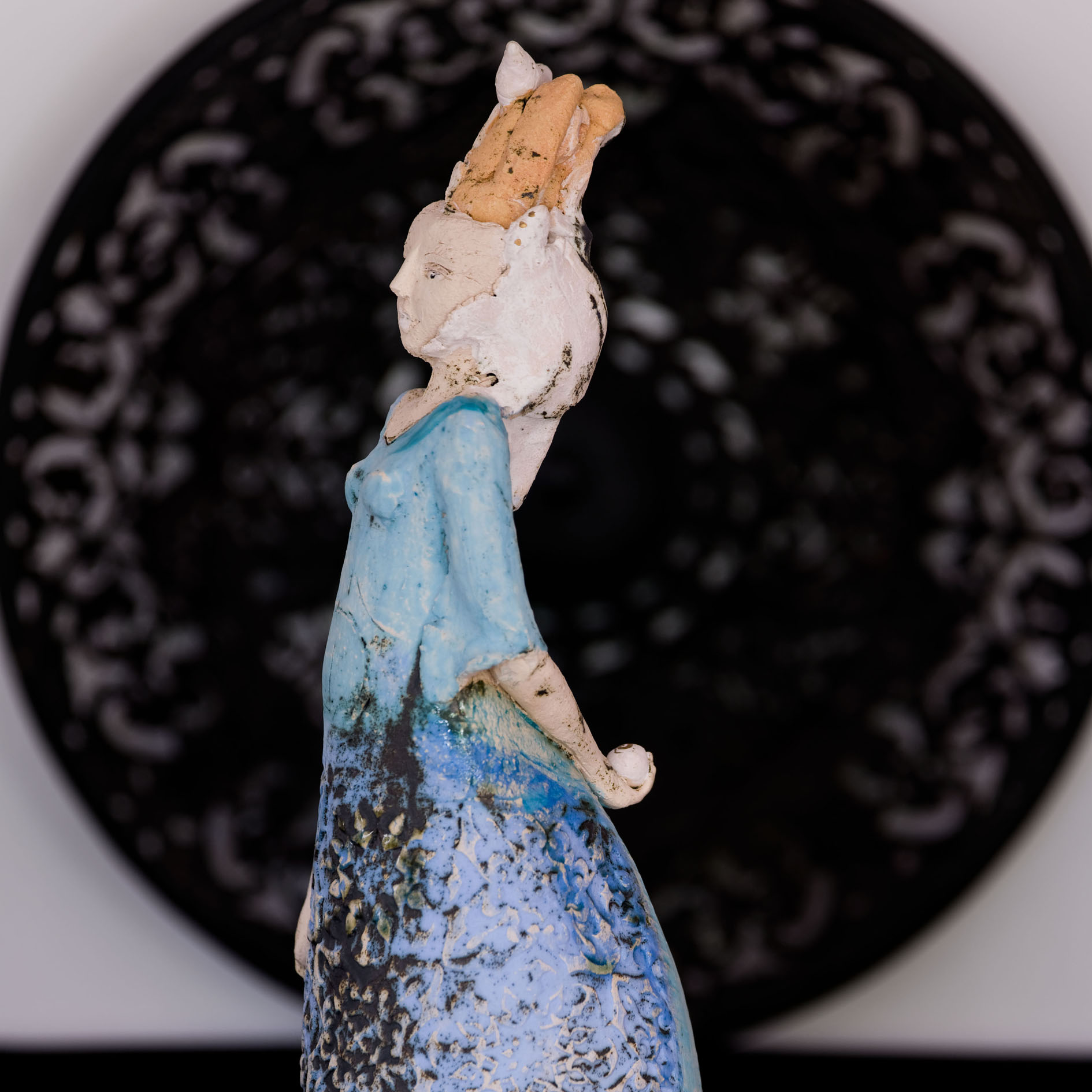 Skulpturen aus Keramik GIRL BLAU mit Kugel