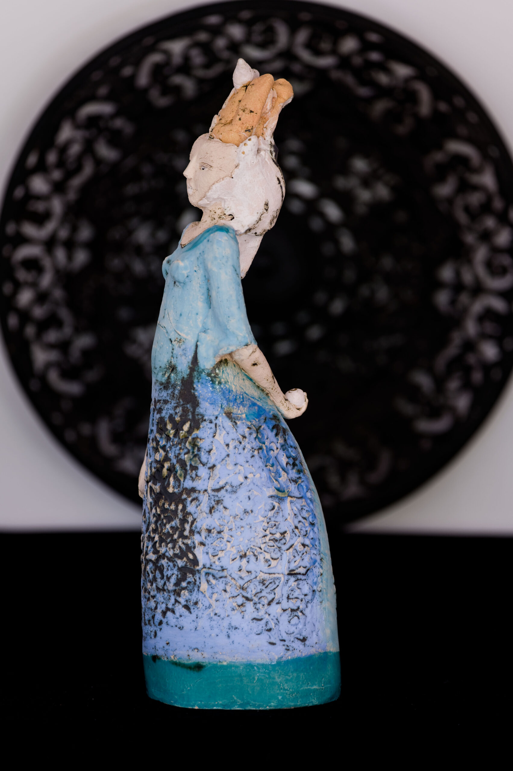 Skulpturen aus Keramik GIRL BLAU mit Kugel – Bild 3