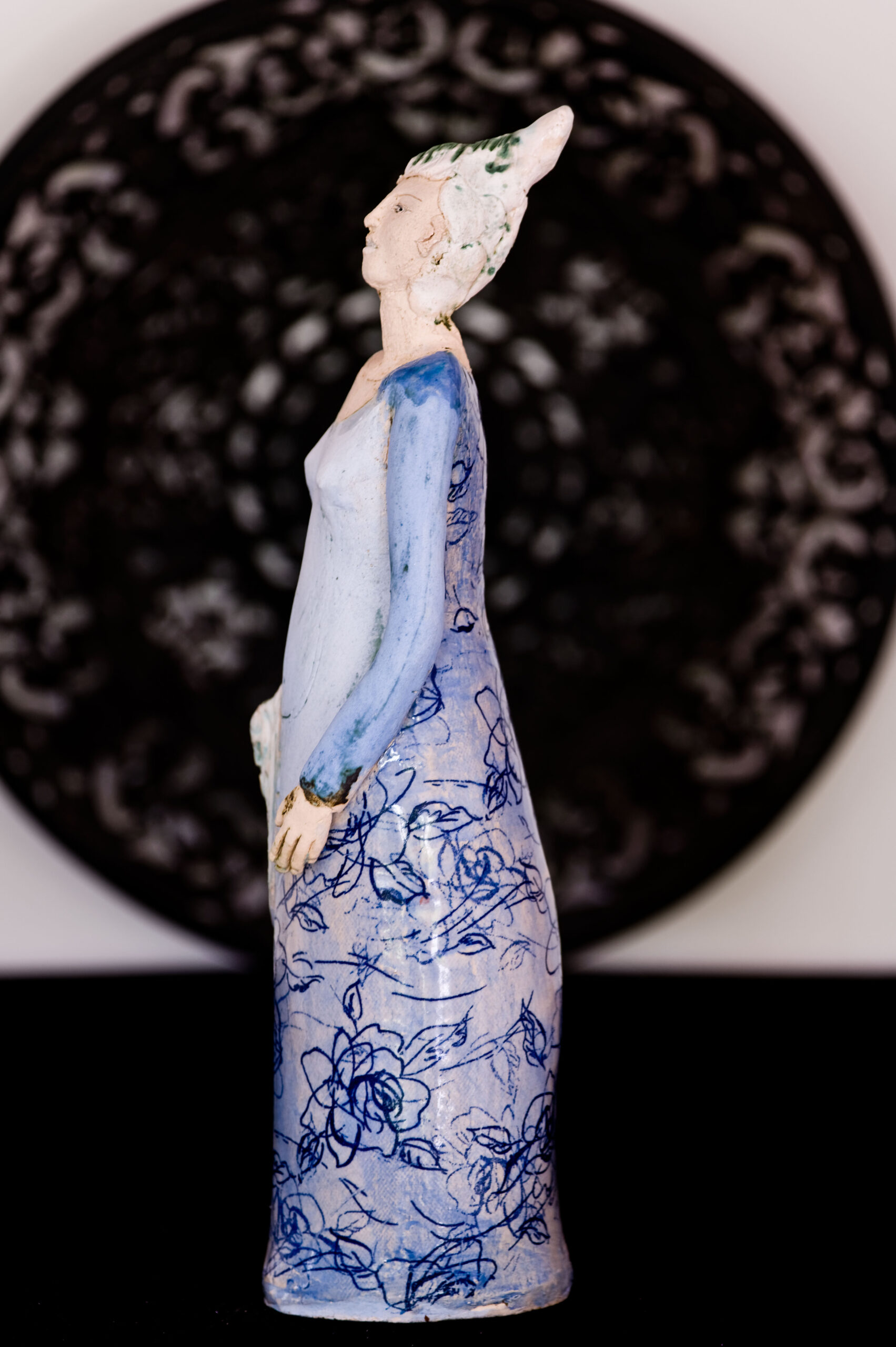 Skulpturen aus Keramik GIRL BLAUE ROSEN – Bild 3