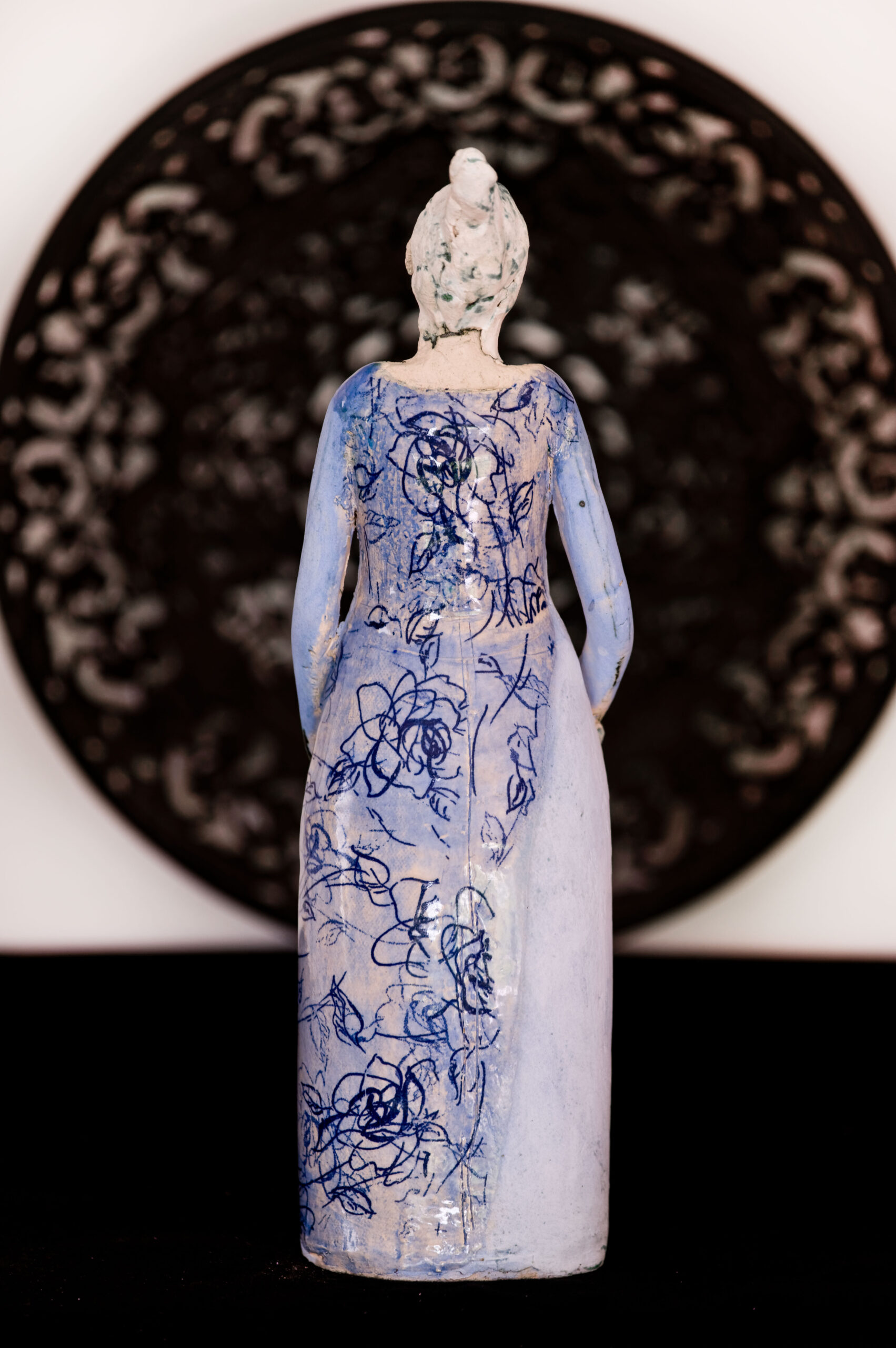 Skulpturen aus Keramik GIRL BLAUE ROSEN – Bild 4