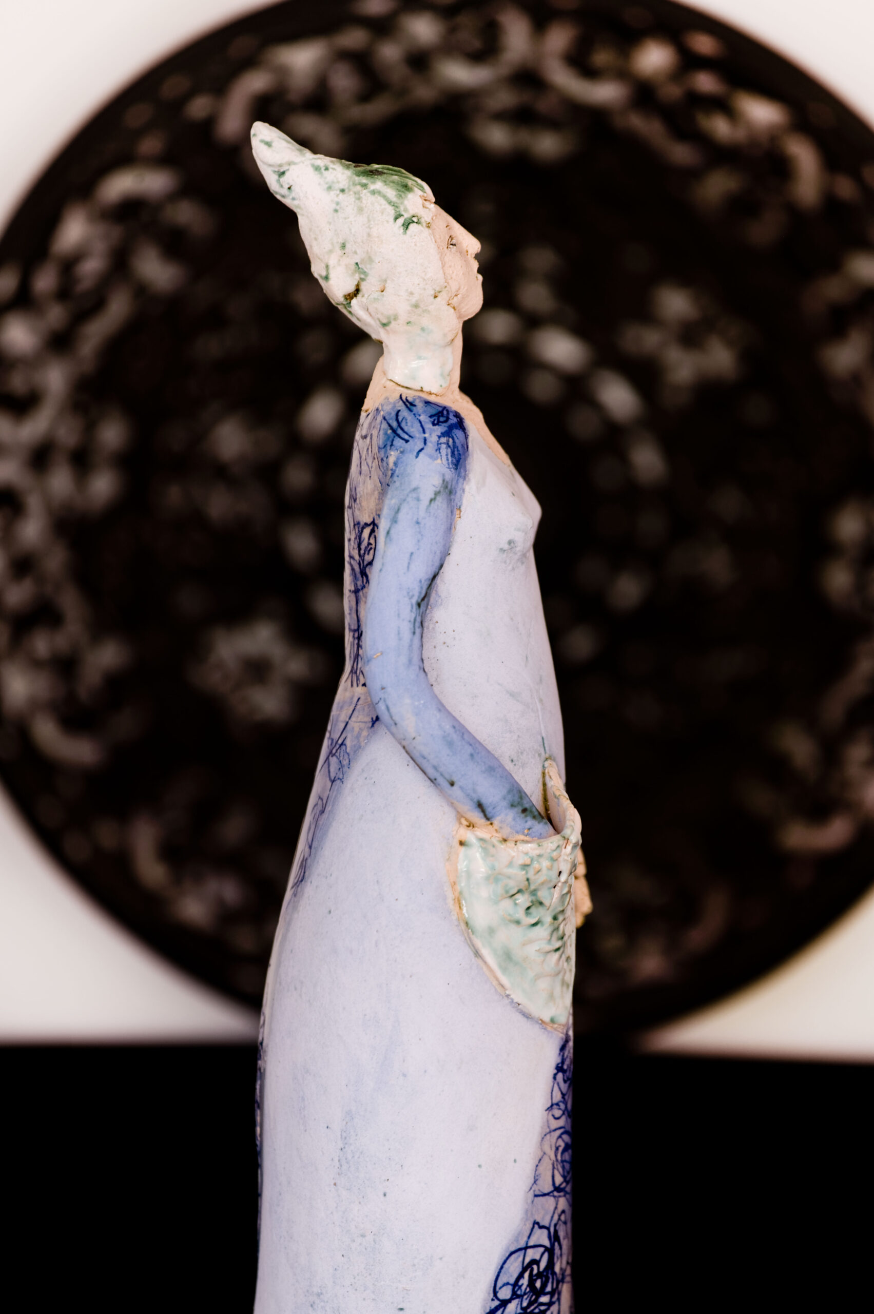 Skulpturen aus Keramik GIRL BLAUE ROSEN – Bild 5