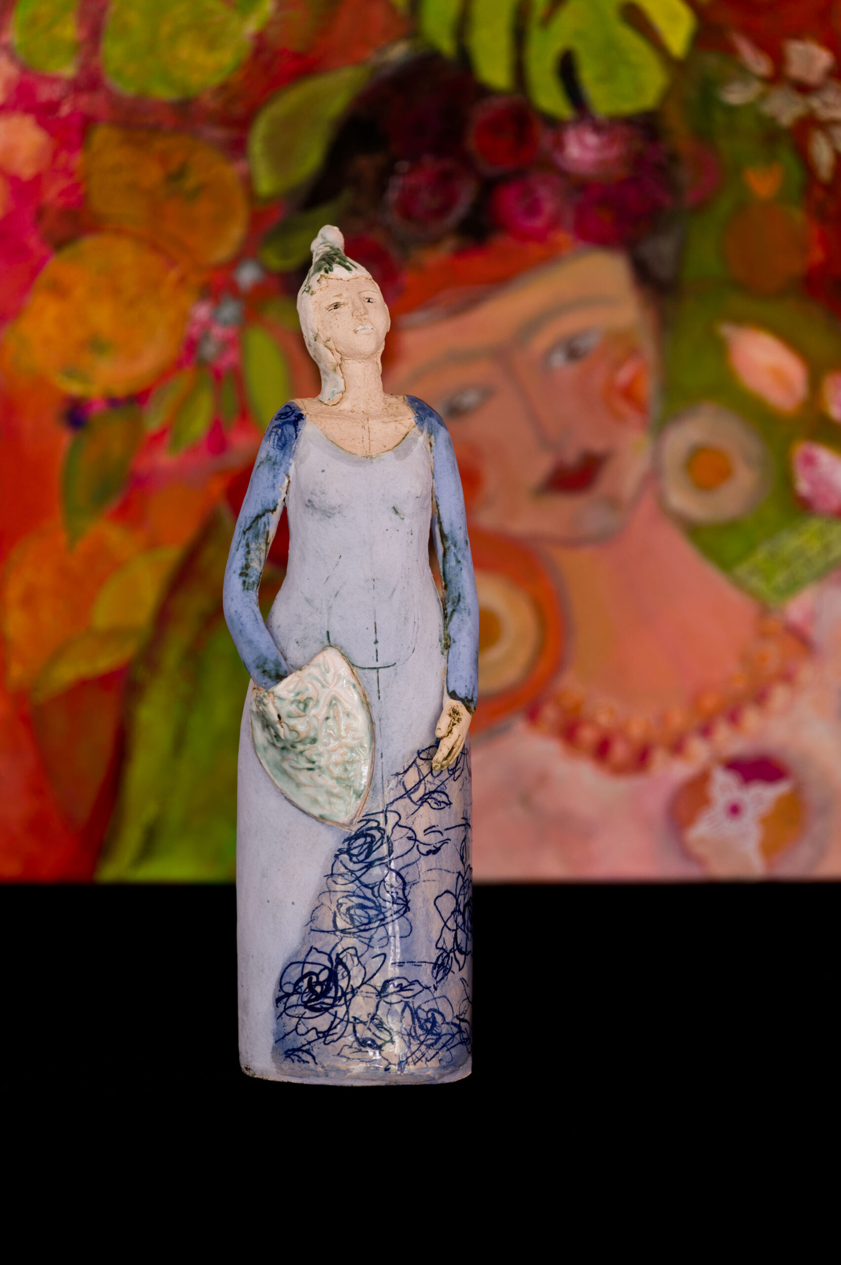 Skulpturen aus Keramik GIRL BLAUE ROSEN – Bild 2