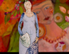 Skulpturen aus Keramik GIRL BLAUE ROSEN