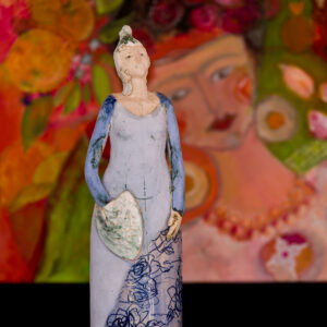 Skulpturen aus Keramik GIRL BLAUE ROSEN
