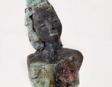 Kleine Raku Skulptur aus Keramik auf Metallständer