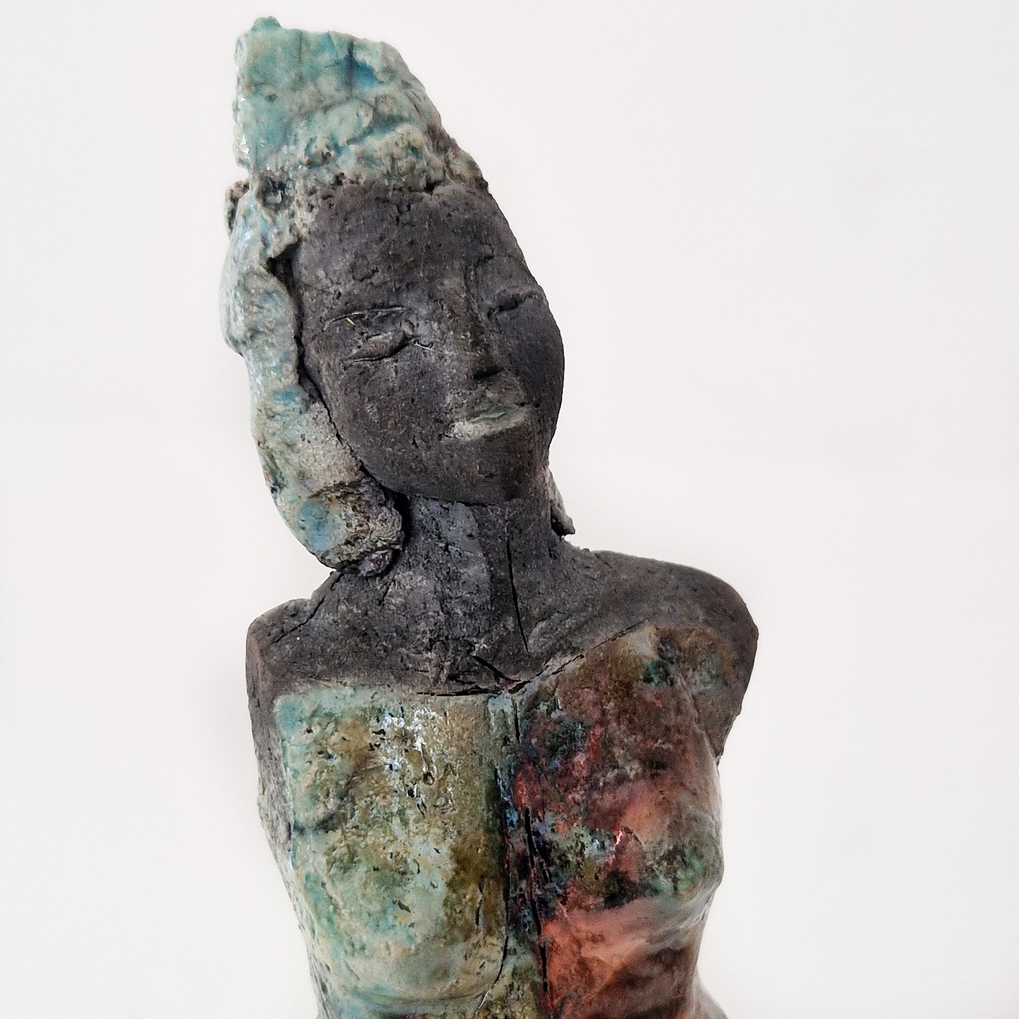 Kleine Raku Skulptur aus Keramik auf Metallständer
